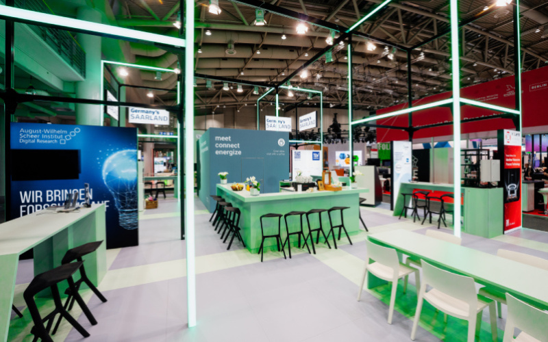 Meeting-Bereichs auf der Hannover Messe mit dem Stand der Germany's Saarland im Hintergrund