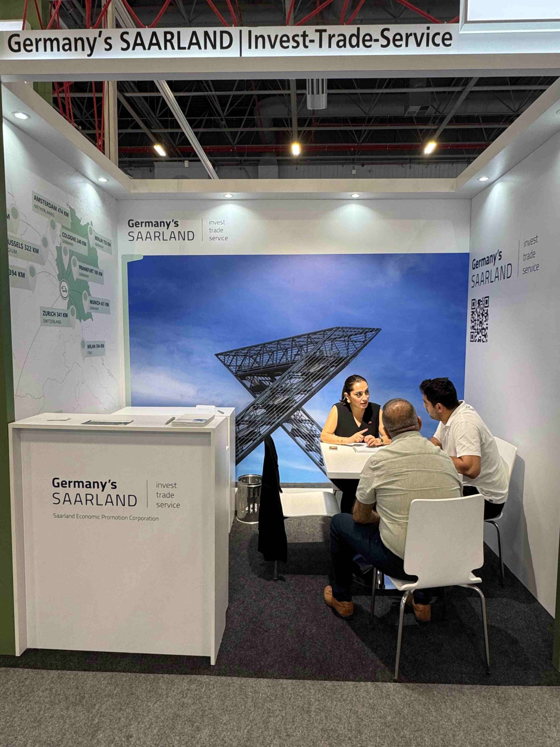 Messestand mit Gesprächssituation