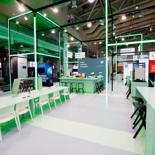 Tische und Stühle rund um den Messestand der Germany's Saarland warten auf Besucher