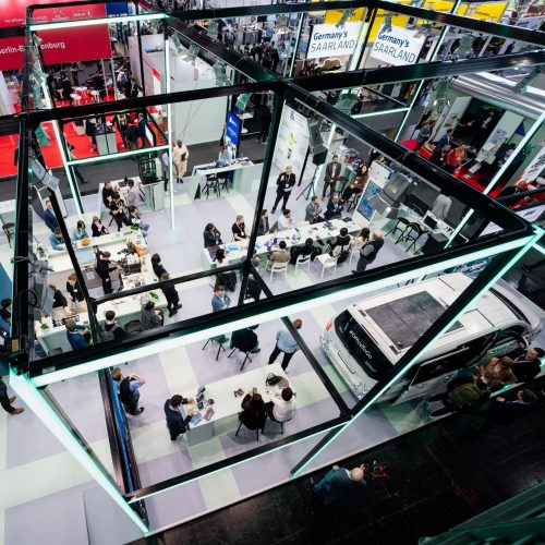 Aufsicht auf eine Präsentation am Messestand der Germany's Saarland