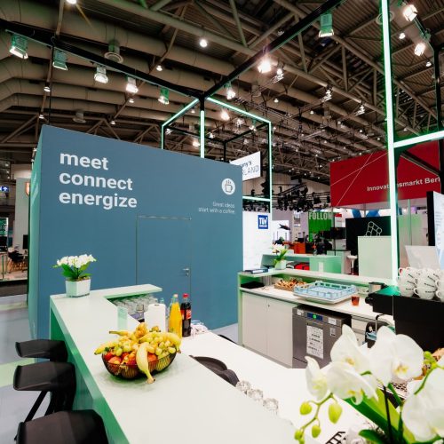 Messestand mit Theke und Snacks der Germany's Saarland unter dem Motto meet connect energize