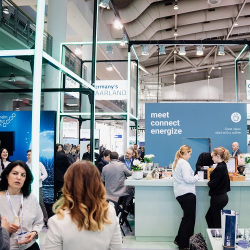 Besucher der Hannover Messe am Stand der Germany's Saarland